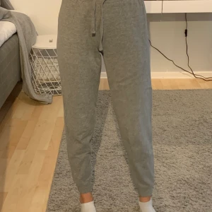 Mjukisbyxor  - Säljer dessa mjukisbyxor från zalando, finns ingen strigeln på dem men passar mig bortsätt från att de är lite korta (jag är 1,65) sällan använda och är i hyffsat bra skick! Säljer för 100kr + frakt❤️ om fler vill köpa blir det budgivning