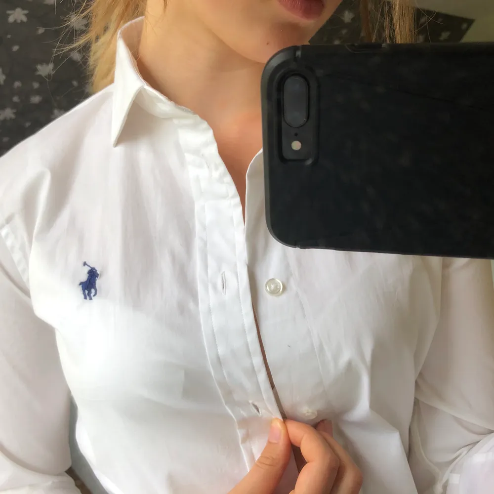 En vit skjorta från Ralph Lauren i ett tunt och skönt material. Använd en gång på en födelsedagsbrunch. Marinblå logga. Köparen står för frakten!. Skjortor.
