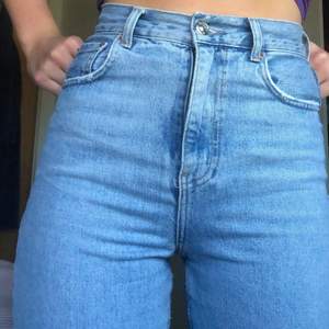 Väl använda jeans från Gina, supersnygga men de är lite för små på mig🏄🏼 jag är 177cm så de är oxå lite för korta🥰på första bilden ser man att vid låren är de lite slitna men jag tycker inte det gör något💕 frakt tillkommer!