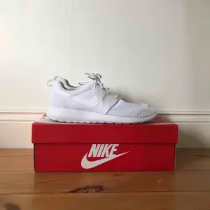 Nike roshe one. Fel storlek så aldrig använda