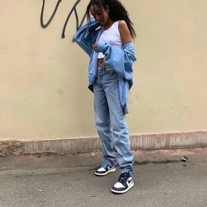 Low waisted 90’s pants - Supersnygga jeans från Brandy Melville som tyvärr var för stora för mig (därav fick min kompis agera som modell). Första bilden är lånad. Prislappen är kvar då jag nyss köpt dem! Min vän är 160 cm och är jeansen är lite långa. Frakt tillkommer på 79kr!