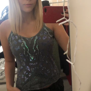 Linne strl 38 - Jättegulligt linne med superfina detaljer där fram.  Linnet är i strl 38 och i mycket fint skick. Möts upp i centrala Stockholm och tar endast swish. Bud från 50kr:)