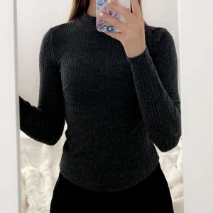 Mörkgrå långärmad! - Mörkgrå långärmad med kort polokrage. Formar sig så fint efter kroppen. Priset är diskuterbart vid snabb och smidig affär.💕 