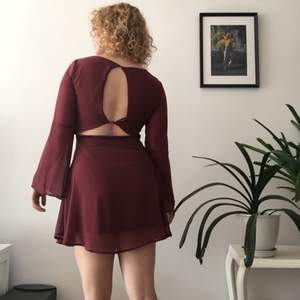 Vinröd klänning från bikbok med snygga cutouts i ryggen 🔥 Har används endast en gång och storleken är S (passar 36-38) Pris:50kr
