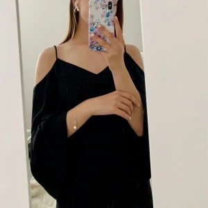 Gullig tunn tröja - Jättesöt tröja av tunnare material perfekt till festligheter. Används tyvärr inte.:((( Priset är diskuterbart vid snabb och smidig affär.💕