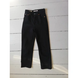  - Levis, modell ribcage straight strl. W 23, L 27. Köpta här, men lite för små. Använda av tidigare ägare, men i fint skick. Passar perfekt i längd på mig som är 1.58. Pris är inklusive frakt. 