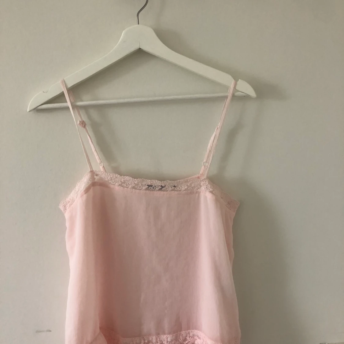 Rosa blus med spetsdetaljer 