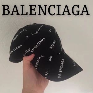 BALENCIAGA keps - Superfint skick! Köpt på Plick och ska vara äkta.