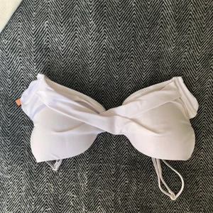 Bikinitopp  - Säljer denna bikini topp från Nelly. Aldrig använd. Frakt tillkommer