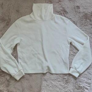 Polotröja i sammet  - Vit polotröja i sammet från Pull & Bear. Storlek M men sitter mer som en S. Använd 2 ggr men ser helt ny ut. 100 kr inklusive frakt. Tar endast swish och postar så snabbt jag kan 🙃