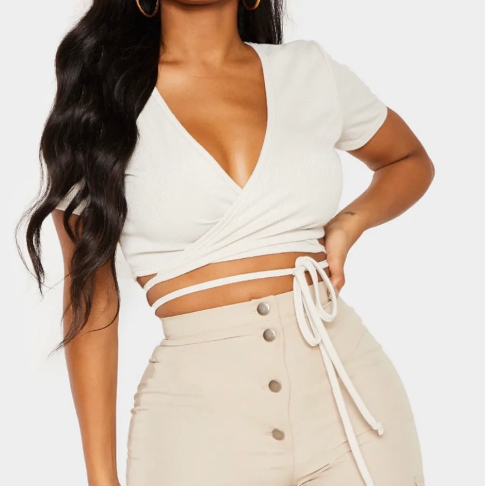 Superfin beige croptop från pretty little thing i storlek uk6  ❣️. Toppar.