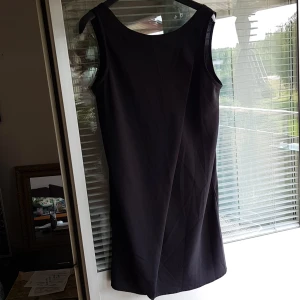 mbym stl.M - Jättefin klänning med dragkedja bak i stl.M. V-ringad  i ryggen.