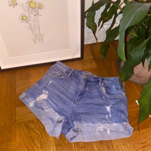 Jeansshorts från Zara - Supersnygga shorts i en härlig blå färg!