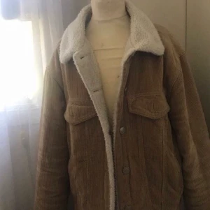  Jacka från Bikbok  -  En jättefin jacka från Bikbok tyvärr så kommer inte till användning här längre så jag tänkte att någon annan kanske bättre användning för den Den är i storlek S men passar även M💕💕