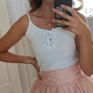 Vit topp - Super snygg och enkel topp som inte kommer till användning längre. Säljer för 50 kr som lägst, buda på! 