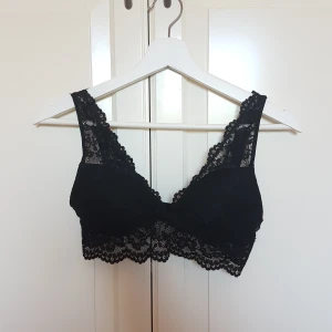 Svart spetsbralette - Jättesöt och bekväm bralette. Kuporna är vadderade och den knäpps som vanligt bak 💕 frakt ingår i priset!