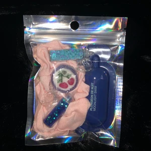 Present goodiebag  - En supersöt goodiebag som innehåller en scrunchie, showergel, godis och två olika glitter💖 49kr plus 11kr frakt✨