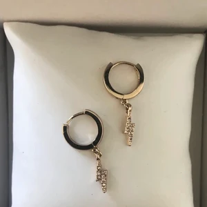 Blixt örhängen säljes  ⚡️ ❤️🙏🏼⚡️😢😊 - Säljer dessa snygga örhängerna. Kan fraktas och mötas upp. Frakten är 9kr. Budgivning: startbud: 60 kr buda INK FRAKT. Puss och kram 