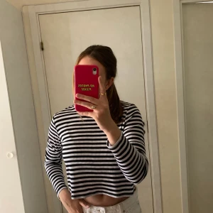 randig crop top  - Randig långärmad crop top som nästintill är oanvänd. Tunn och skön, perfekt till lite varmare dagar 