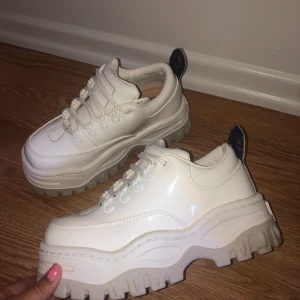 Eyties angels  - Helt nya Eatys, använda en gång. Nu pris 2600kr, det är storlek 36 och dom är fint skick! Möts gärna upp i Stockholm men fraktar också!