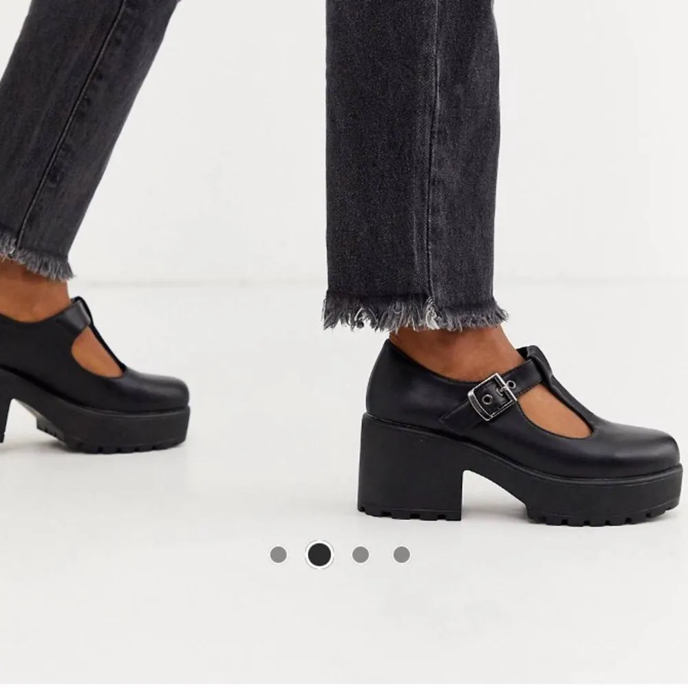 Hej jag söker dessa eller liknande Mary jane skor i storlek 40. Skriv om du har några du vill sälja så kan vi diskutera pris🐬. Skor.
