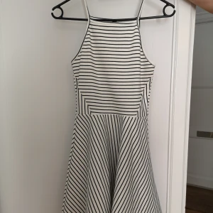 Randig klänning - Miniklänning med ränder. Oanvänd. Köparen betalar frakten.
