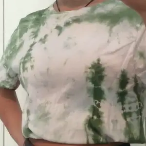 Grön tiedye t-shirt. Funkar båda uppknuten och nedsläppt. Den är L men funkar nog på de flesta beroende på hur man vill att den ska sitta. Du betalar frakten :) 