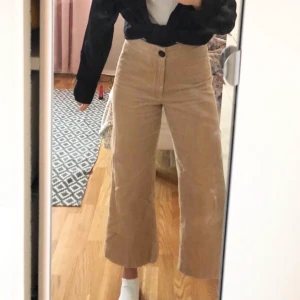 Manchesterbyxor  - Manchesterbyxor från Zara i en superfin beige färg (nypris 400kr). Sparsamt använda. Byxorna är i croppad modell med vida ben och går ca 10cm över anklarna på mig som är 170 cm. Frakt 79kr 🤍
