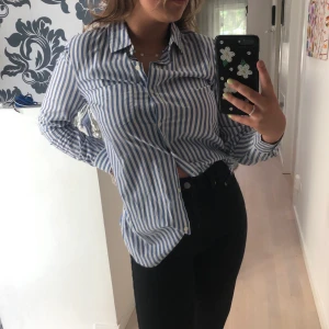 Skjorta - Säljer denna randiga skjortan från märket ”Old Navy”. Skjortan är knappt använd och i materialet bomull💞