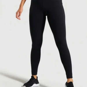 Gymshark tights svarta - Säljer dessa snygga svarta tränings tights från Gymshark storlek S. Använda 1 gång (är som nya). Kom med bud