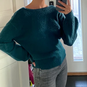 Stickad Blågrön tröja ifrån Linn Ahlborg med NAKD - Stickad Blå/grön tröja med öppen rygg ifrån Linn Ahlborgs kollektion med NAKD i storlek XXS Använd : välanvänd  Anledning till försäljning : kommer inte till användning längre  Hur är storleken? Det står att storleken är XXS men jag skulle säga att den är XS/S. Den funkar även för M. På mig blir den mer oversized vilket betyder att någon som brukar ha S eller M kommer den sitta perfekt på.  Jag : 162cm Originalpris : 499kr Frakt betalas av köparen och ingår inte i det nuvarande priset 