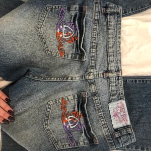 Jättesöta flare low waisted jeans! - Köpta second hand, har knappt använd de. 