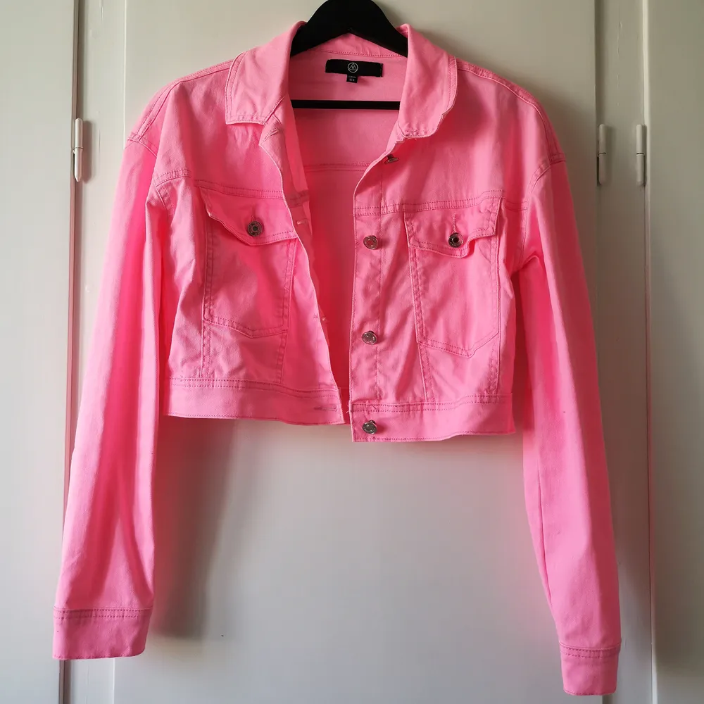 Säljer detta läckra rosa set! 😍Helt oanvänt. Färgen är fantastiskt. Både jacka och kjol är lite stretchiga så kan passa både XS och S. FRI FRAKT!! 🌼🌺. Jackor.