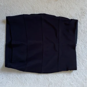 Svart ribbad tubkjol gina - Svart tubkjol från Gina. Smutset på bild två är på spegeln o inte kjolen😅 den är även för liten för mig så därav ser den lite tajt ut! Använd några enstaka gånger