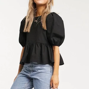 Topp Monki  - Svart top från Monki, säsongens. Strl L. Peplum modell med puffiga korta armar. Fint skick. 