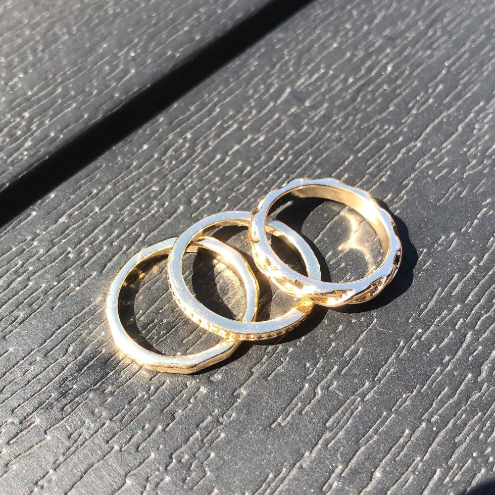 Tre guldfärgade ringar, aldrig använda förutom när jag skulle ta bild💫Storlek M. Köparen står för frakten som är 11kr⭐️. Accessoarer.