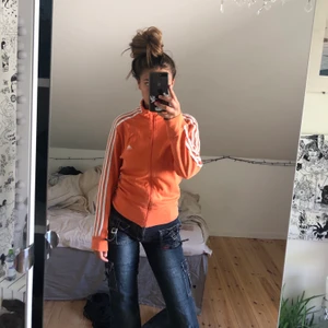 Adidas tracktop/kofta storlek S-M - En orange adidas tracktop/kofta. Bra skick och fett snygg. Storlek S-M. Möts upp i Stockholm eller köparen betalar frakt💞💞💞