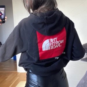 The North Face  - Snygg hoodie från The North Face i storlek s från herravdelningen, därav PERFEKT oversized!!💜 frakt tillkommer