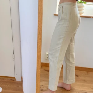 Vintagebyxor - Ett kärt loppisfynd som tyvärr inte passar längre! Små i storleken, 32 eller 34. Uppe på ena höften finns två rostfläckar. 