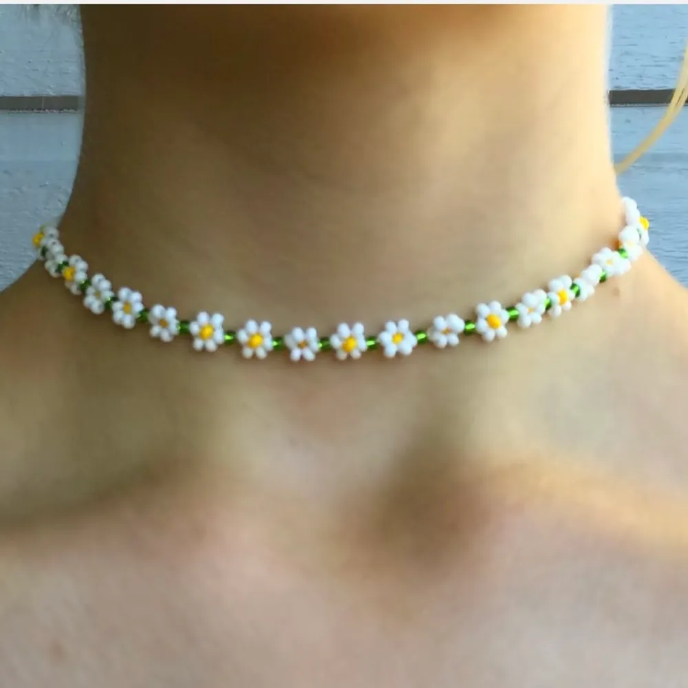 intressekoll! gör egna halsband och tänkte sälja. 🌸     ’blomkjedjan’ är 26 cm+ 8 cm med länkar. halsbanden görs på beställning och det går att välja färger själv.                                                                     100 kr inkl frakt . Accessoarer.