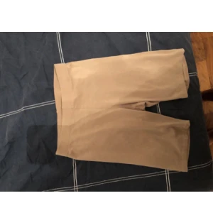 Beiga cykelbyxor - Aldrig använda då jag ej trivs i färgen. Väldigt gott skick