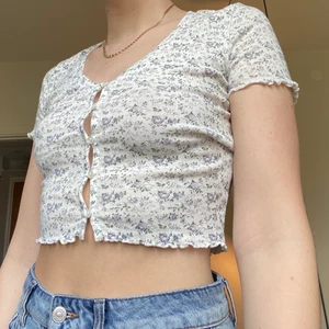Topp från Urban Outfitters - Gullig croptop från Urban Outfitters! Möts gärna upp i Malmö, annars tillkommer frakt på 50kr:) 