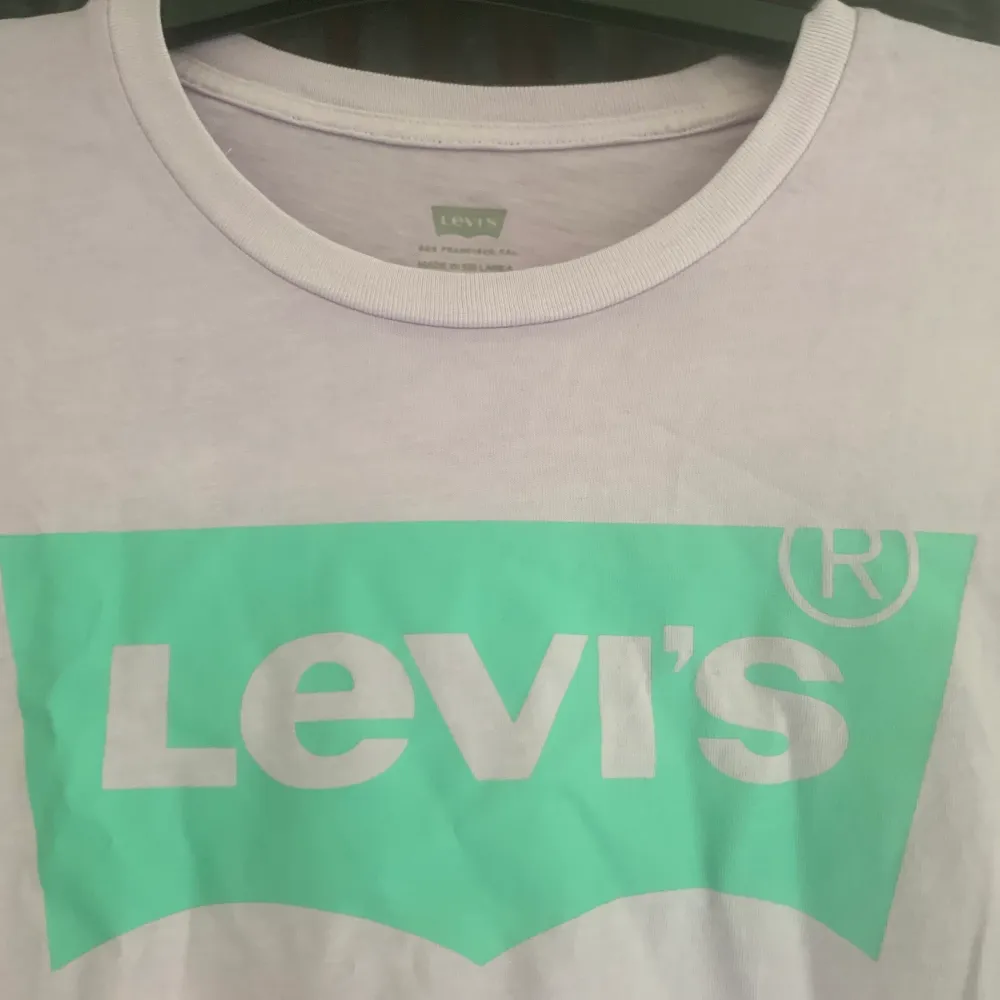 Ny Levis tröja med unika färger på, aldrig använd. Gillade inte hur färgerna var på mig. Storlek M, lila tröja med turkost tryck😊. T-shirts.
