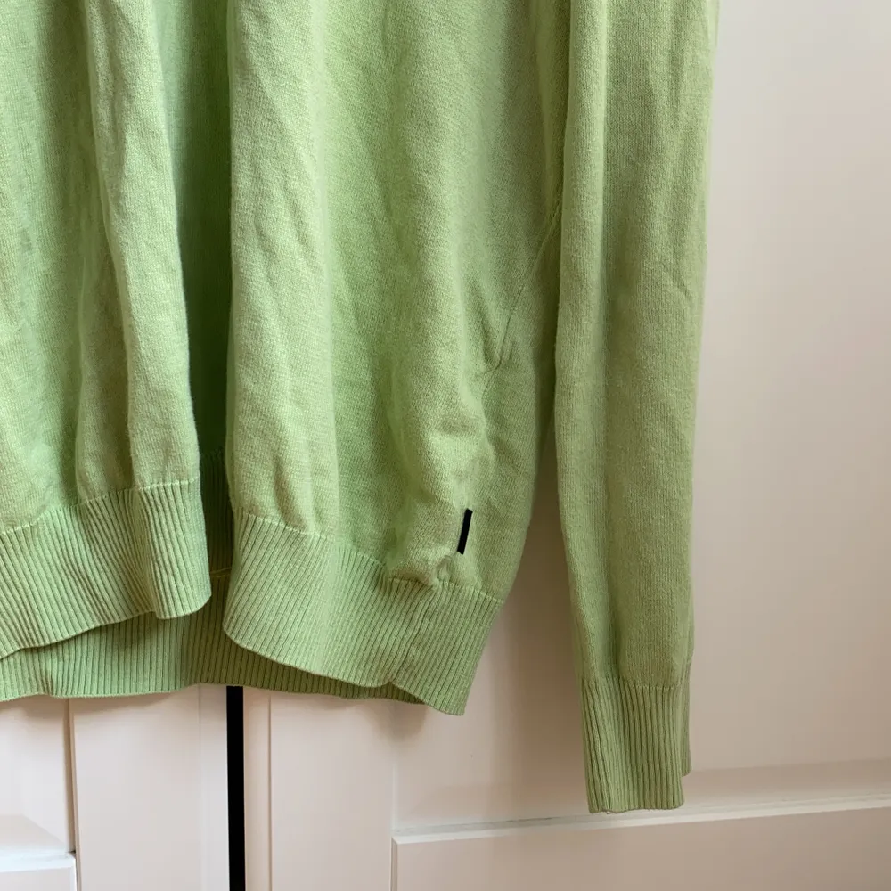 Superfin pastellgrön tröja köpt second hand, fint skick. Passar alla storlekar! Köpare står för frakt✨. Tröjor & Koftor.
