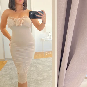 Klänning PLT - Säljer denna fina klänning från prettylittlething!