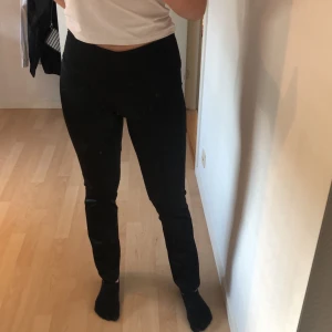 Kostymbyxor - Supersköna och SVINsnygga kostymbyxor från Branting som jag fått från en bekant. Äkta 80/90-tal! De är egentligen storlek L men passar mig som är S perfekt. Snyggt glansiga och passar som handen i handsken på en utekväll. 100kr exkl frakt 