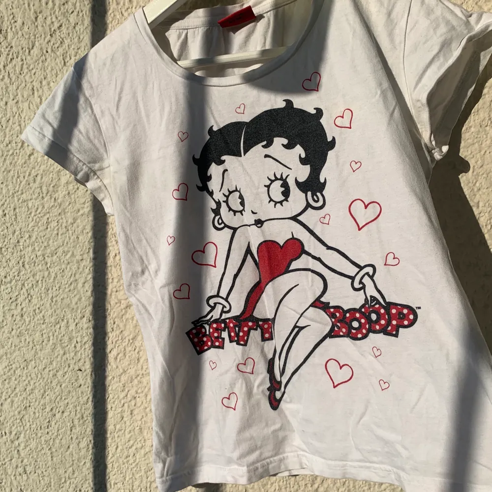 Vit t-shirt med motiv av Betty boop. Fint skick. Buda i kommentarerna :). T-shirts.