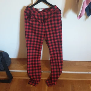 Byxor från nakd - Snygga byxor ifrån nakd som inte är så stretchiga i materialet, skulle säga att de passar de i s-m. Köpare står för frakt