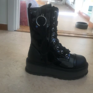 Demonia SLACKER-220 Black Patent - Sjukt coola boots, aldrig använda! Box medföljer. Säljes pga att jag råkade köpa fel storlek. 