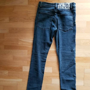Cheap Monday, stl.28/32. NYA! - Style: Tight Used Black. Jeans som legat i garderoben i en evighet men som aldrig använts.